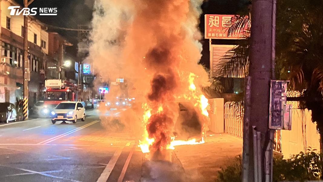 小轎車燒成火球。(圖/TVBS)