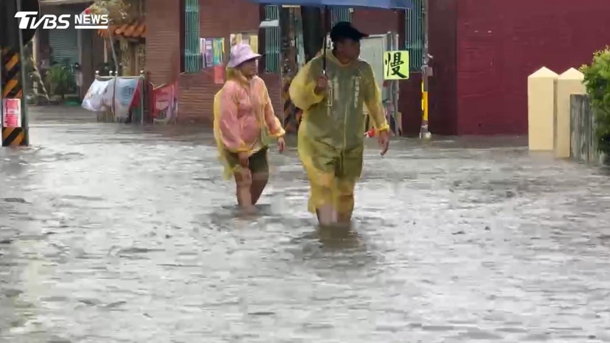 屏東暴雨狂炸「水淹膝蓋」!店家損失破萬 居民嚇到整夜不敢睡