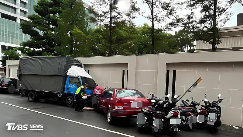 顏清標住宅外牆遭撞!小貨車疑剎車失靈 失控毀16輛車