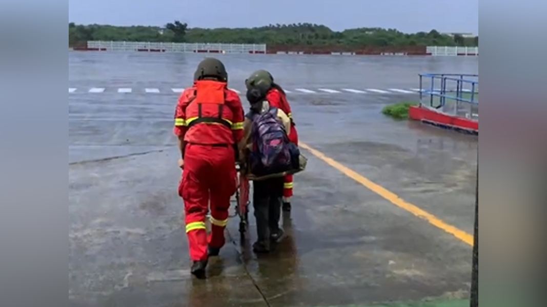 綠島男突發腦梗塞,雨勢不斷增救援難度,空勤緊急後送。(圖/空勤總隊提供)