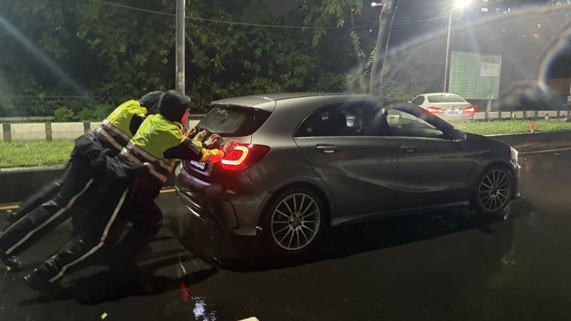 高雄超慘車主!暴雨淹水愛車拋錨又丟車牌 無奈站分隔島求援