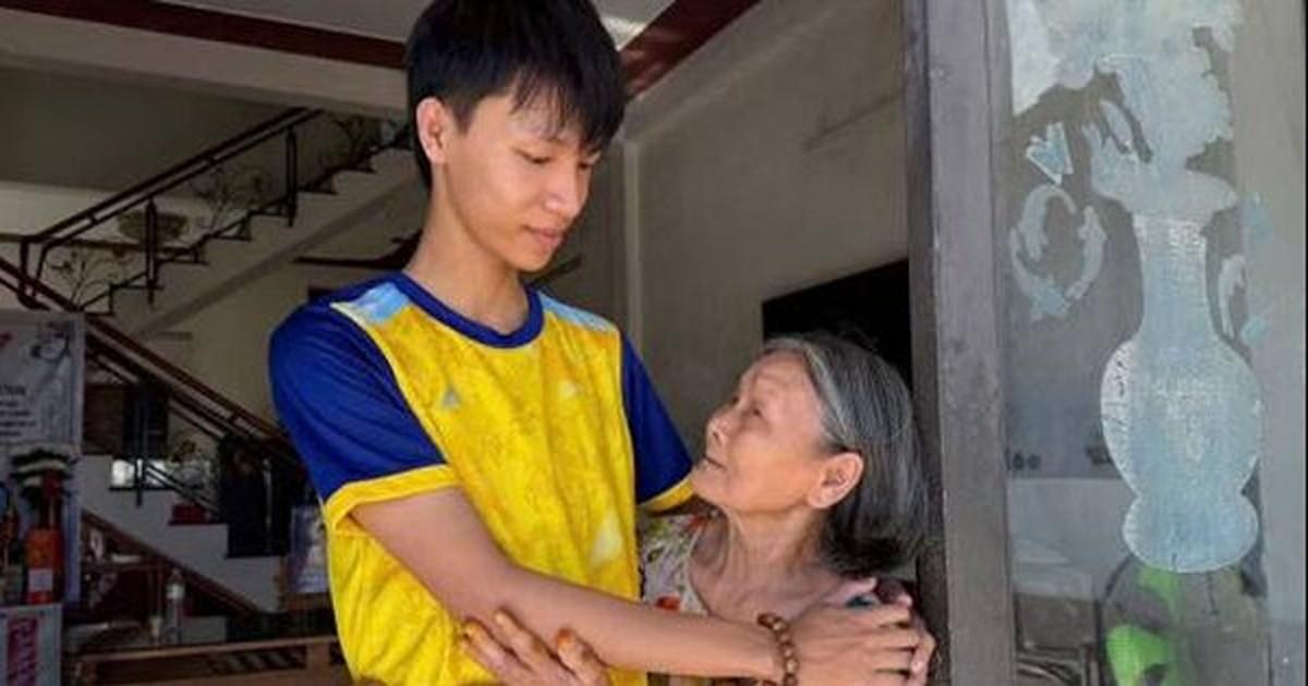 越鴻英以及76 歲的老祖母(圖/翻攝自Tiền Phong)