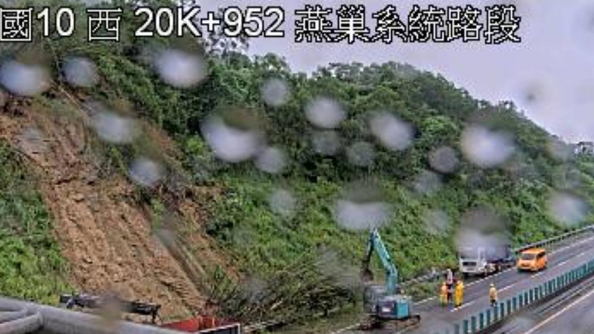 快訊/國10燕巢段土石泥流大面積山崩!交通遭阻 封閉搶修中