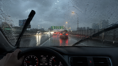 開車遇大雨別開雙黃燈!監理所教正確動作 做錯恐噴3600元