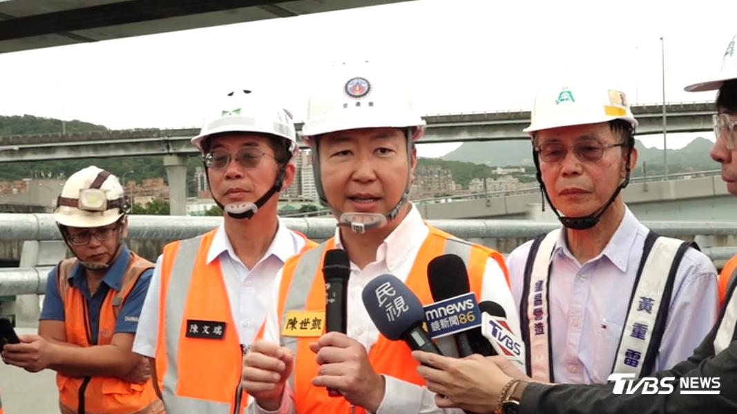 交通部長陳世凱今(24)日前往改善工程視察,雙項工程預計提早完工。(圖/TVBS)