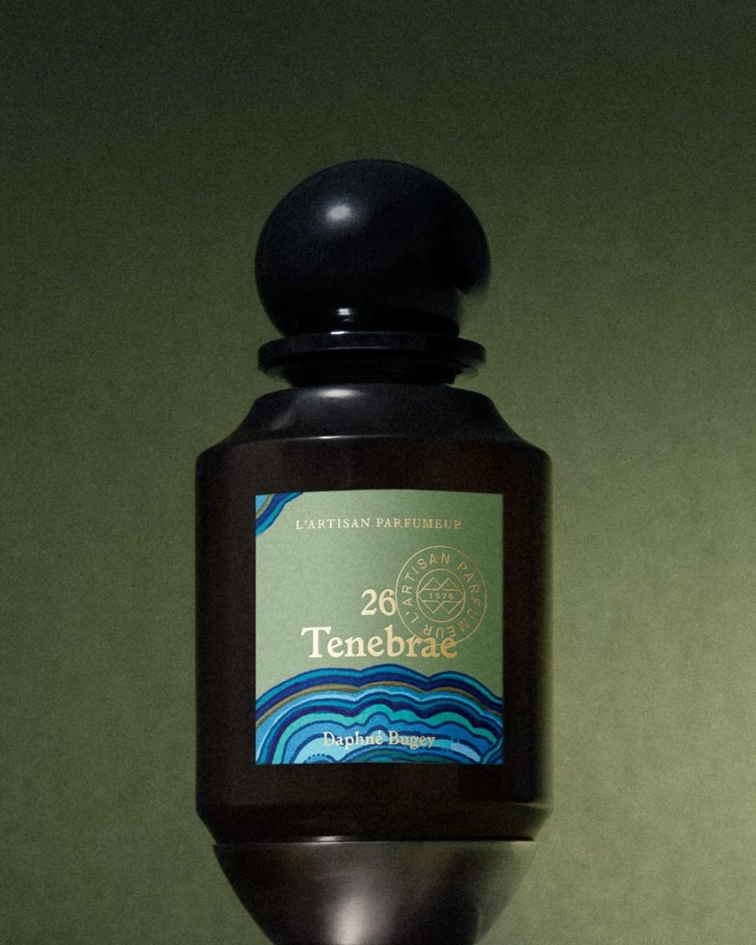 L’Artisan Parfumeur的《熄燈禮拜》中性淡香精,整體散發寧靜、莊嚴,又帶有神秘的氛圍。(圖/翻攝自IG@lartisanparfumeur)