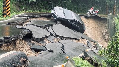 台南六甲驚悚崩塌!黑車「搖搖欲墜」夫妻與死神擦身念經求救