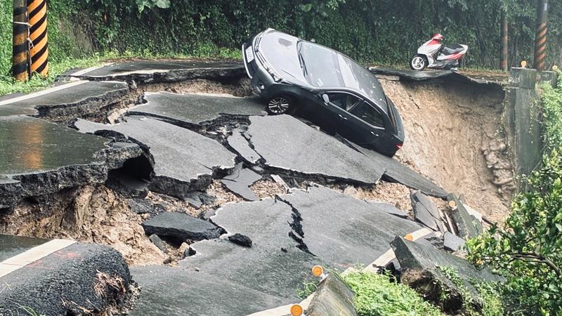 台南六甲驚悚崩塌!黑車「搖搖欲墜」夫妻與死神擦身念經求救