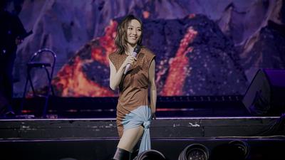 閻奕格辣翻了!裙子開高衩腿根看光 粉絲暴動:太正了