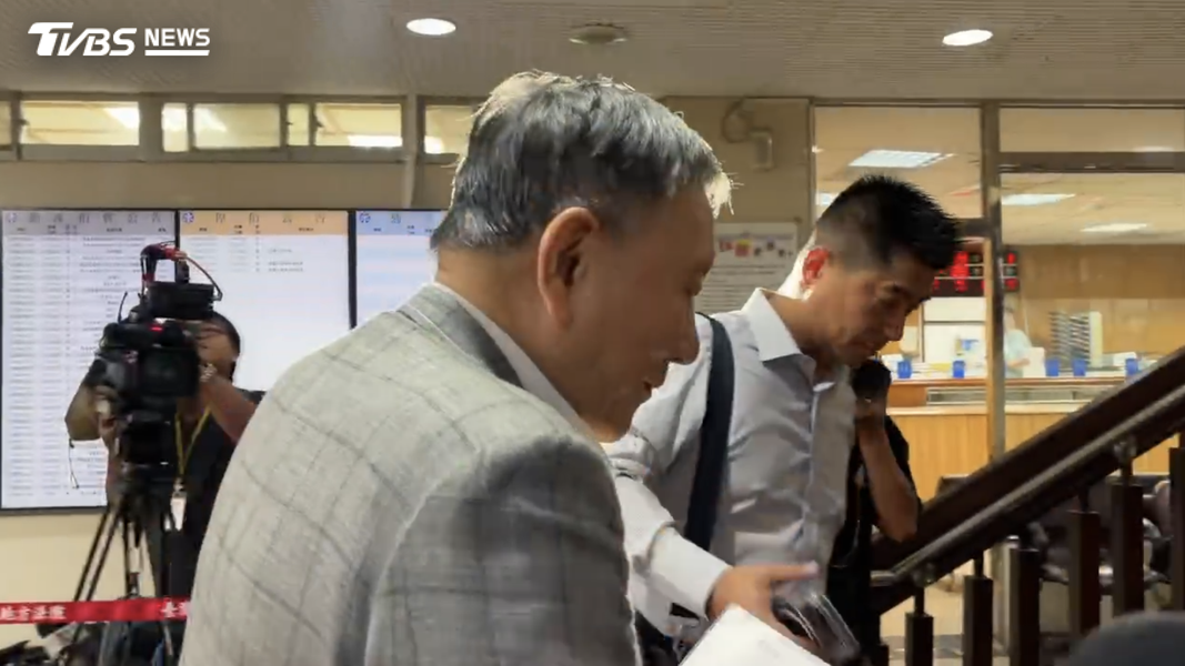 威京集團主席沈慶京與辯護律師紀凱峰。(圖/TVBS)