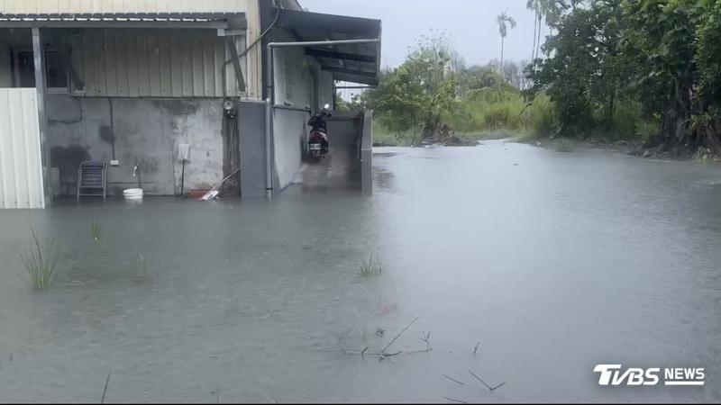 花蓮豪雨下不停!佛祖街水淹30cm 祖孫2人受困家中