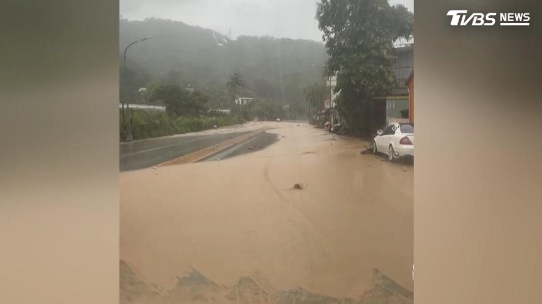台東大學附近的蘇巴陽部落,整條道路同樣佈滿泥水,黃澄澄的水流覆蓋路面標線(圖/翻攝Threads@sugar_apple_family)