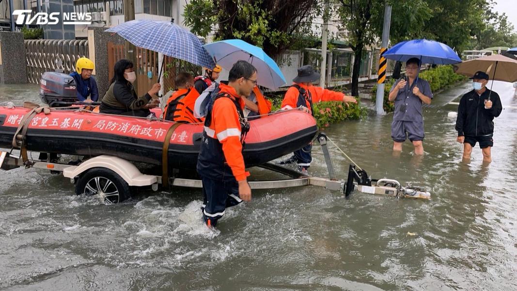 台南安南醫院外的長和路,積水超過20公分,醫院請求消防局支援,出動救生艇、消防車來接駁約200名患者(圖/TVBS)