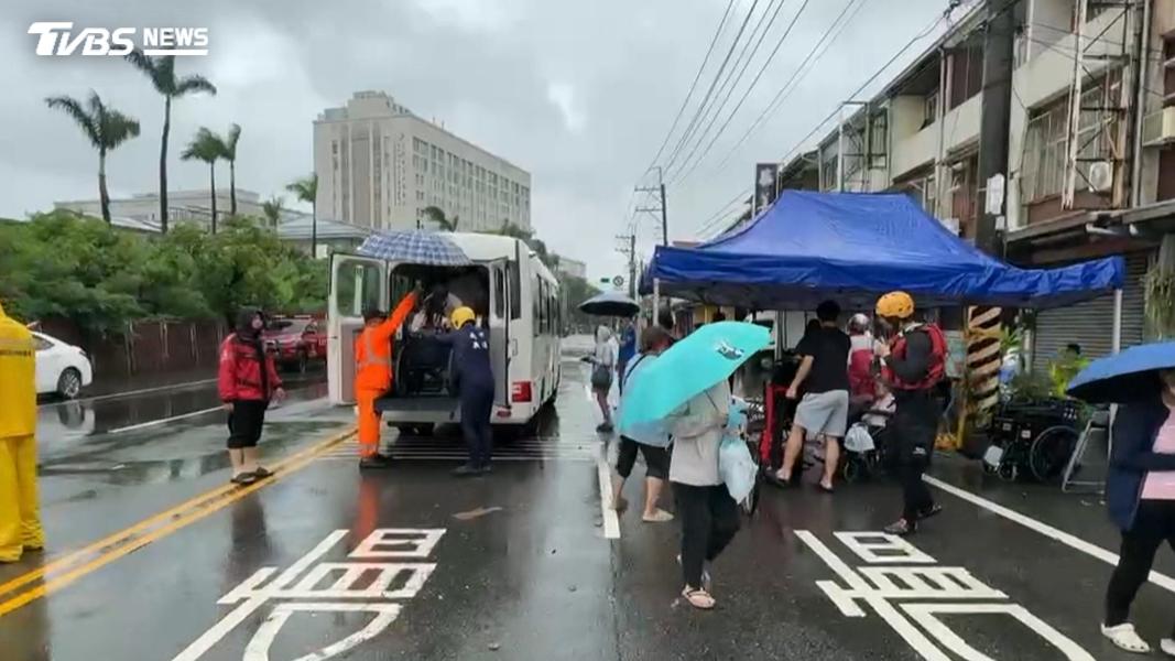 為體恤行動不便的病患,消防局調派多部中型巴士進行接駁,讓輪椅患者能方便上車,免於涉水之苦(圖/TVBS)