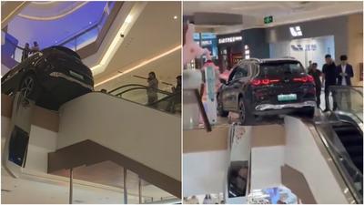 中國賓士在百貨內暴衝!猛撞手扶梯險墜樓 「半車懸空」畫面曝