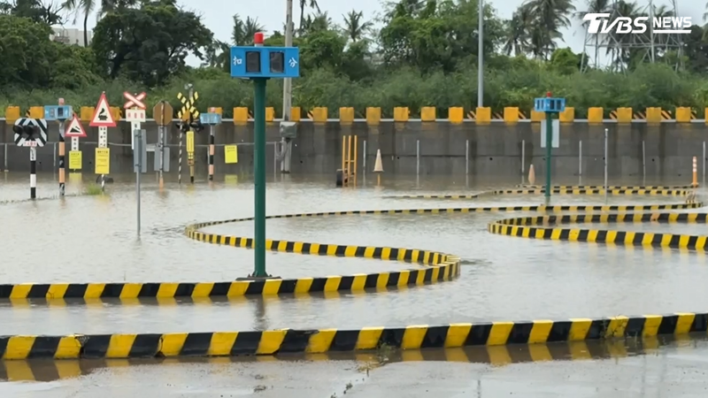 退了又淹!台南仁德豪雨積水 雨勢趨緩忙清掃、抓魚蝦