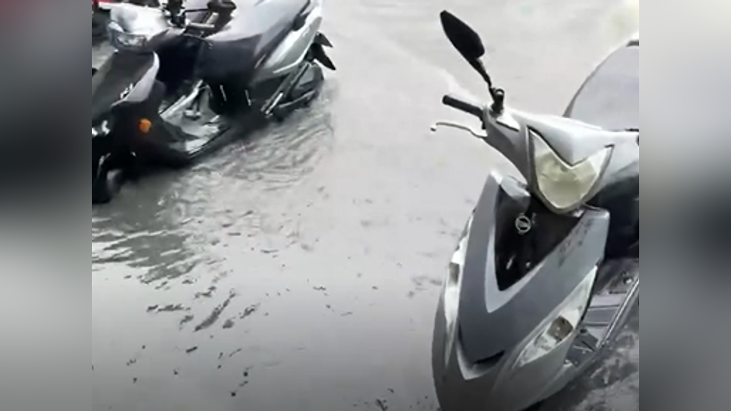 台東大雨狂炸,道路變河流,機車全泡水。(圖threads/_tt.o.n.g)