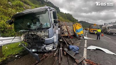 國3七堵段聯結車猛撞工程車「車頭被削一半」 大型鋼捲也滾落
