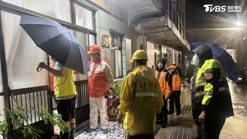 南部豪雨狂炸!第四作戰區出動 千名兵力進駐高屏災防畫面曝