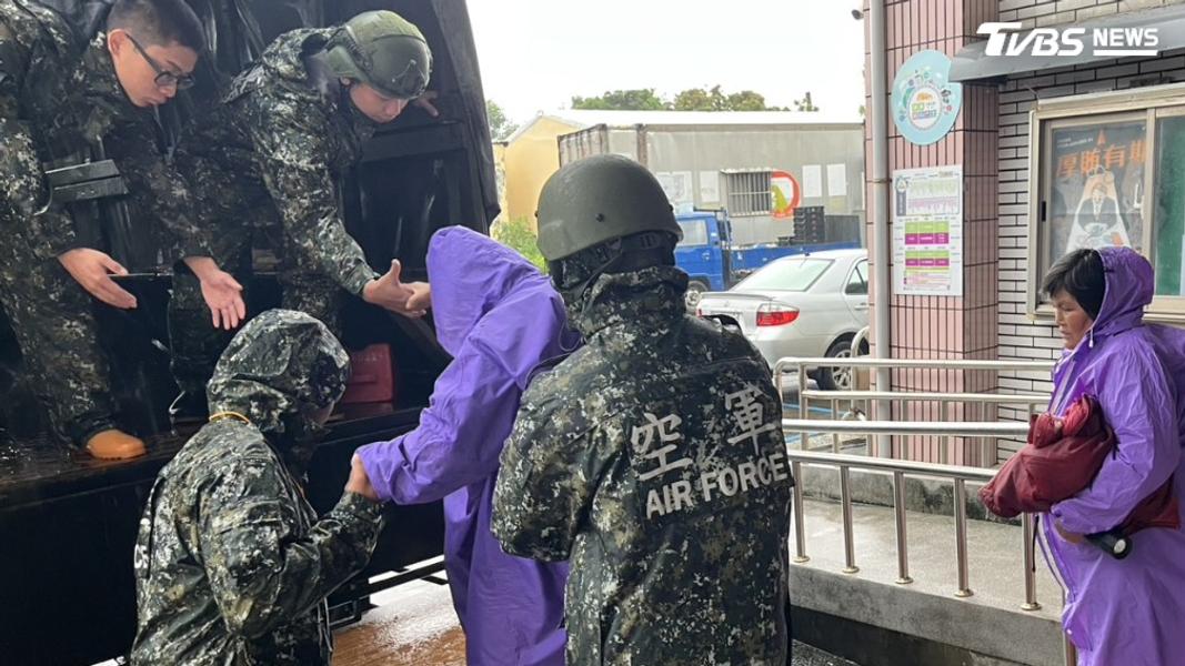 空軍防訓中心協助屏東枋寮鄉居民預防性撤離。(圖/第四作戰區提供)