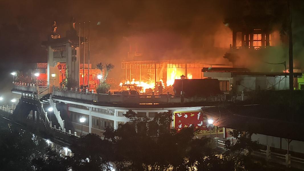 北市指南宮昨日深夜突發大火。(圖/其他)