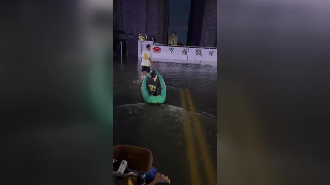 東港入夜後仍淹水,家長乾脆出動小艇帶著孩子回家,屏東縣府公告東港東新里等地區停班停課。(圖/y.a.x.i.n)
