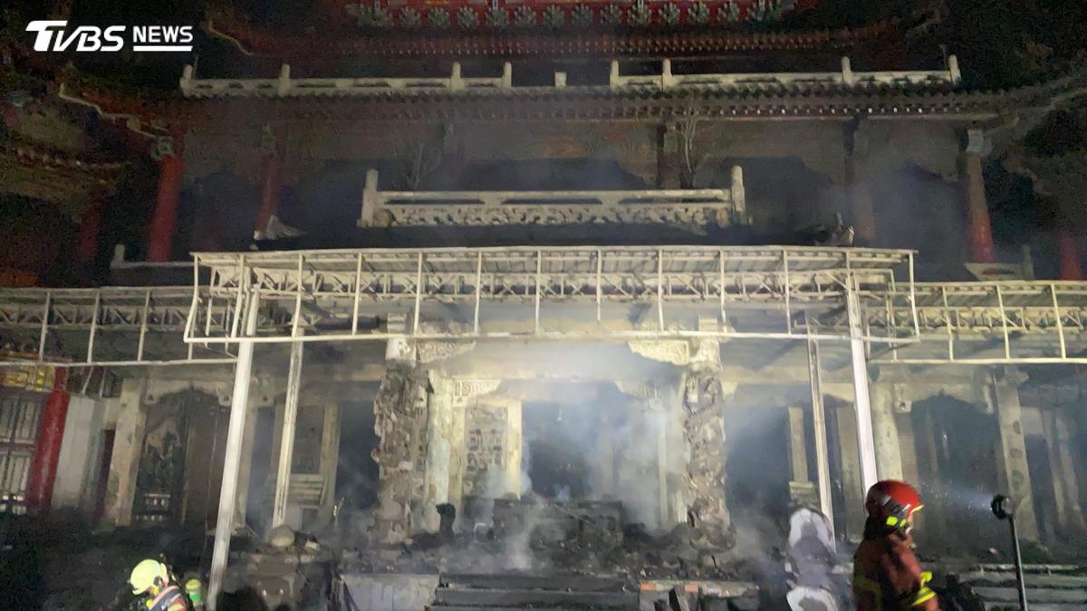 指南宮深夜大火!60年歷史「凌霄寶殿」遭焚 信徒湧臉書祈福