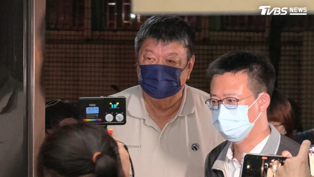 陳雪生移送北檢複訊時,對記者提問皆未作回應,不發一語。(圖/TVBS)