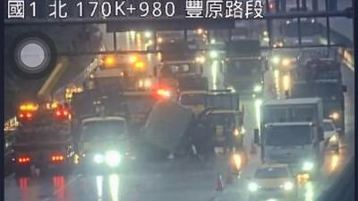 國一豐原段清晨重大車禍!聯結車撞貨車 駕駛夾困命危