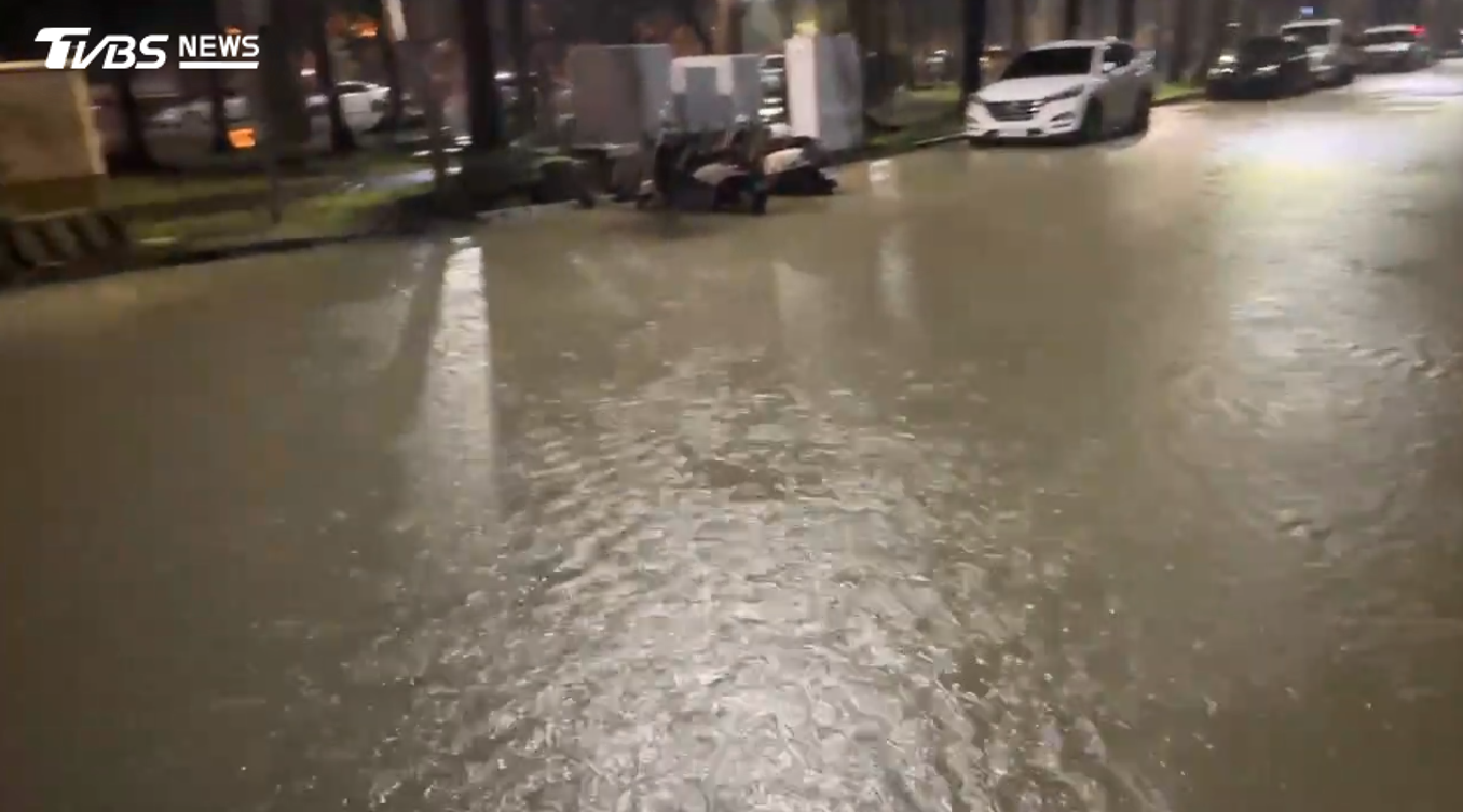 雨大到看不見路！高雄「恢復上班課」 網灌爆陳其邁臉書：咕嚕咕嚕