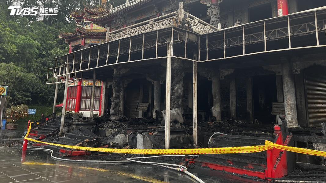 大火雖已撲滅,但大殿內餘溫仍未消散,因此現場仍拉起封鎖線。(圖/TVBS)