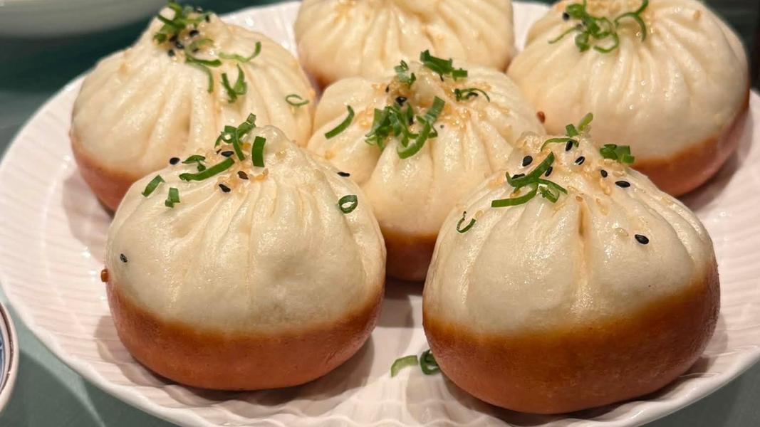照片中吸睛的還有這道「生煎包」,底部呈現完美的金黃色澤,讓粉絲看了紛紛敲碗狂要餐廳資訊。(圖/翻攝自陳美鳳 MeiFen臉書)