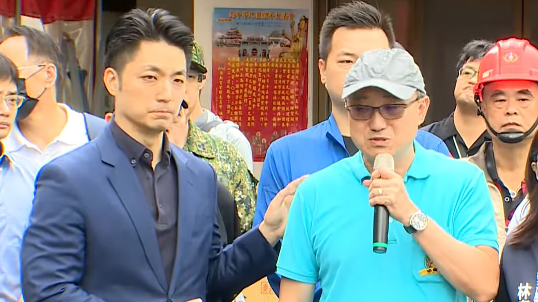指南宮主委高超文難掩自責道歉,一旁市長蔣萬安抬手安慰(圖/其他)