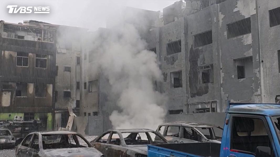 事發至今已隔兩天,台南安南區的爆炸現場除了下雨之外,鎂堆仍持續冒出白煙。(圖/TVBS)
