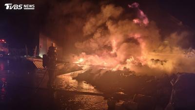 彰化凌晨火警!廢棄電器堆成山「烈焰狂燒」 消防冒雨打火