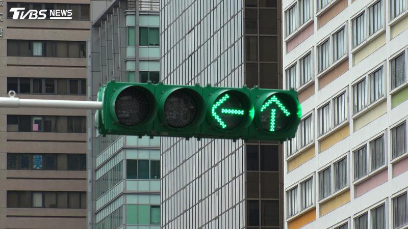 亮圓形綠燈「無左轉燈」可走嗎?一堆駕駛搞不懂 警方曝正解