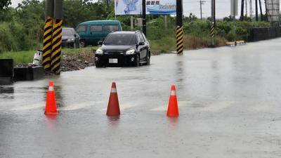 屏東雨炸「時雨量破百毫米」!枋山、林邊鎮安村中午起停班停課