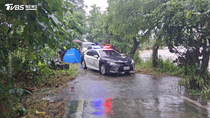 快訊/高雄婦漂浮池塘!疑騎車墜落亡 撈起時「頭戴安全帽」