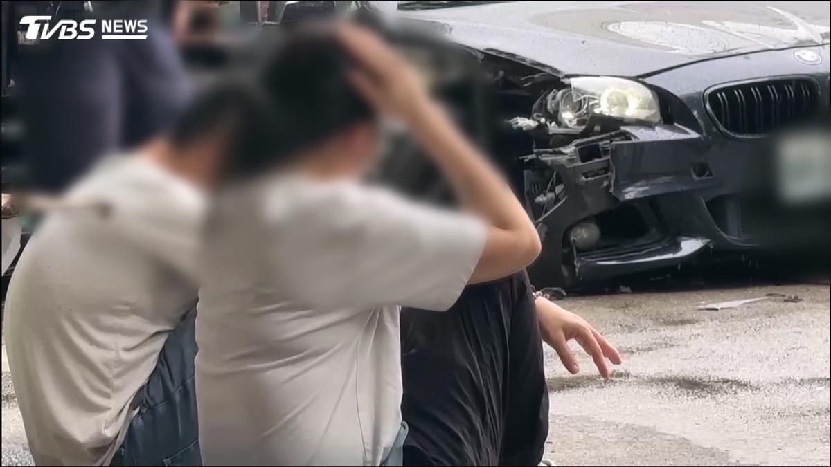 毒犯見警秒踩油門!台中警連開16槍 駕駛「臀部中彈」撞牆落網