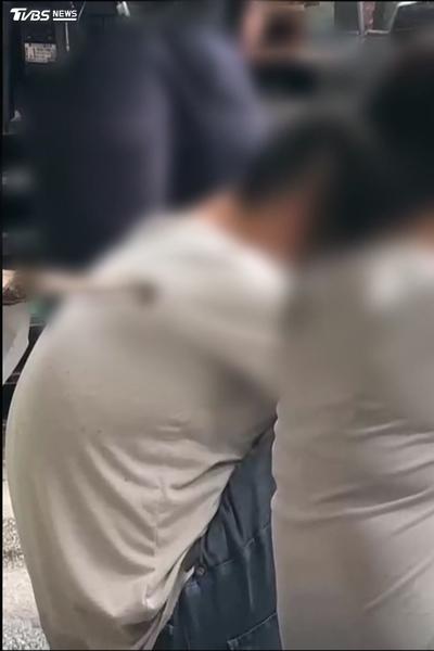 毒犯見警秒踩油門!台中警連開16槍 駕駛「臀部中彈」撞牆落網