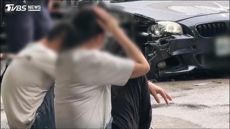 毒犯見警秒踩油門!台中警連開16槍 駕駛「臀部中彈」撞牆落網