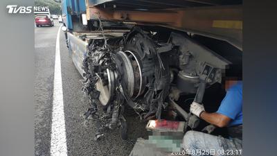 飛來橫禍!國1貨櫃車爆胎碎片亂噴 後車擋風玻璃被砸慘況曝
