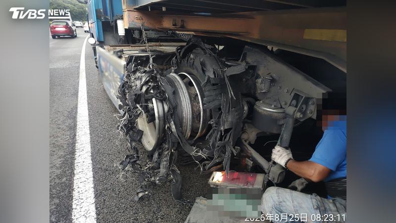 飛來橫禍!國1貨櫃車爆胎碎片亂噴 後車擋風玻璃被砸慘況曝