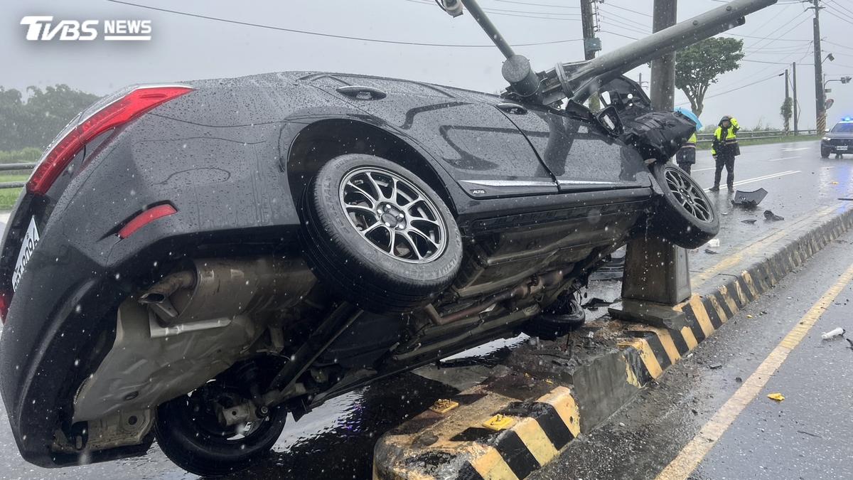 花蓮轎車雨天失控猛撞分隔島 「號誌桿壓車頂」驚悚畫面曝