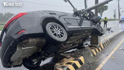 花蓮轎車雨天失控猛撞分隔島 「號誌桿壓車頂」驚悚畫面曝