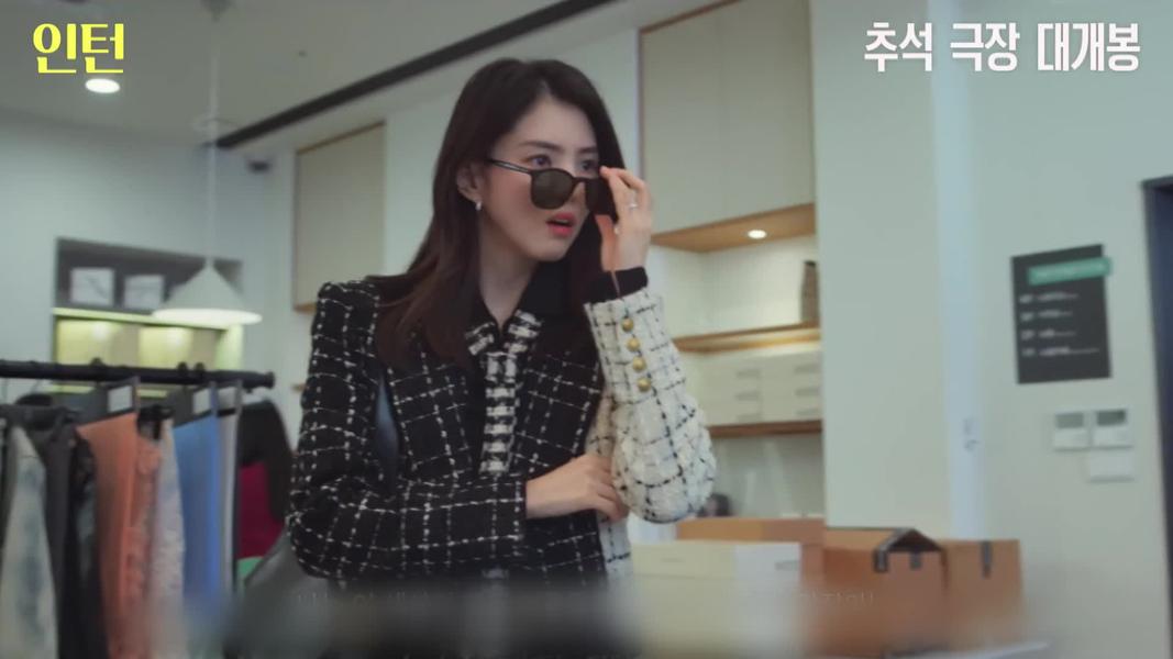 韓韶禧接棒安海瑟薇演出韓版《高年級實習生》。(圖/翻攝Warner Bros. Korea)