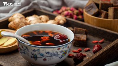 退燒喝紅糖薑湯有效嗎?醫揭「1情況」不適合 喉嚨發炎恐加重