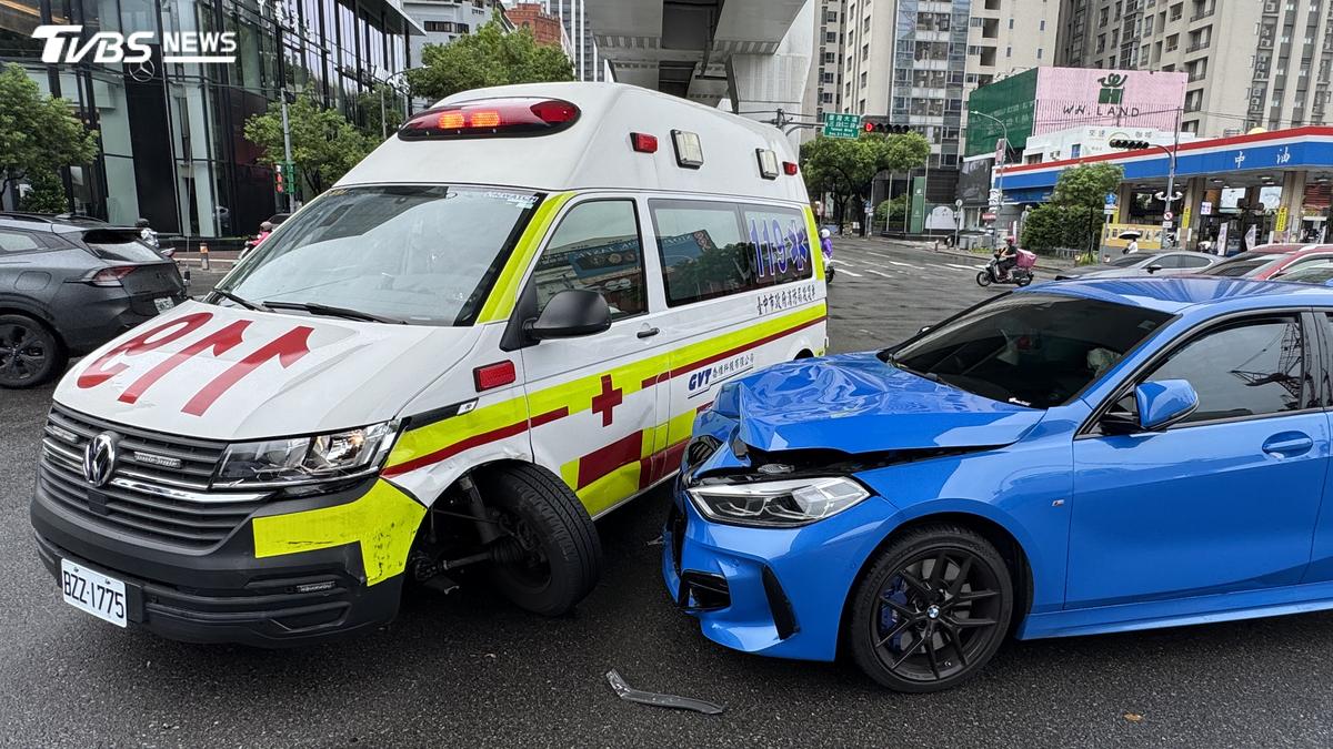 台中BMW路口攔腰猛撞救護車「車頭凹爛」 42歲女駕駛掛彩