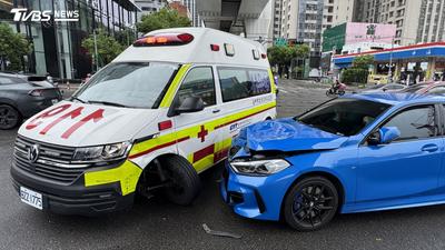 台中BMW路口攔腰猛撞救護車「車頭凹爛」 42歲女駕駛掛彩