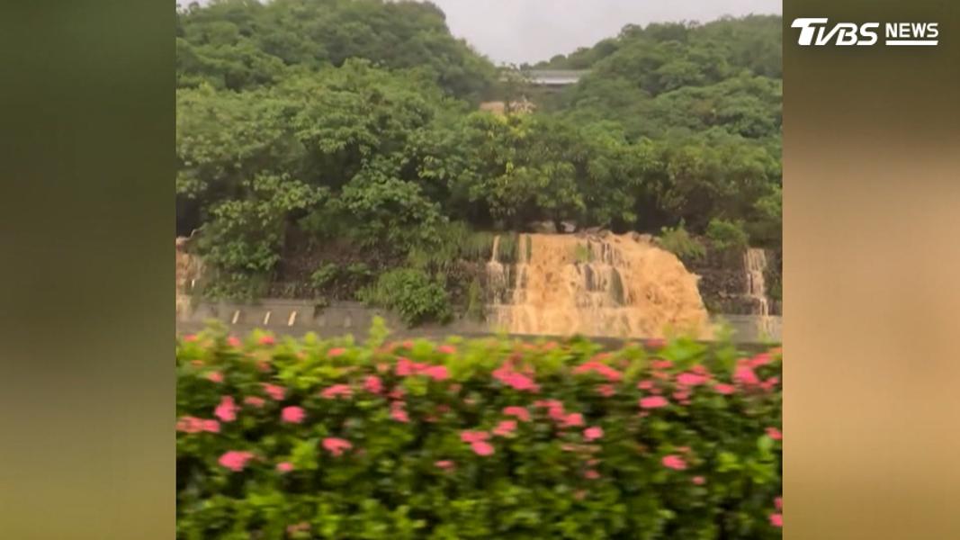 因為時雨量破百,林邊鄉鎮安村和枋山鄉也停班課,台1線枋山路段,土石泥流沖刷道路面,北上道路封閉!(圖/翻攝Threads@fengyu_karasumi)